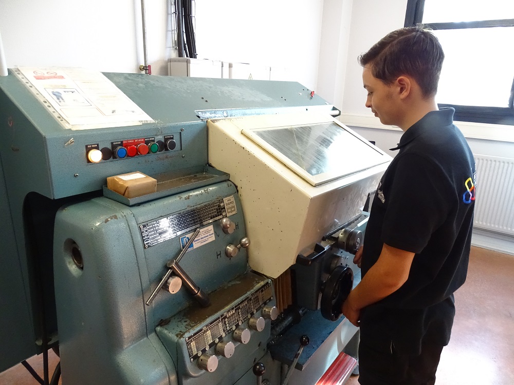 A Dijon, une école de production pour apprendre à usiner