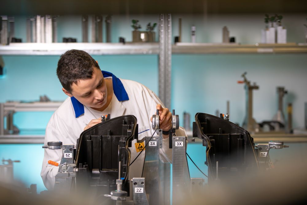 opérateur métrologie controle une epièce