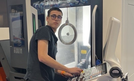 Kylian, futur Compagnon de la mécanique de précision